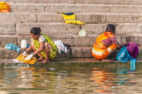 Donne che lavano pannolini al fiume
