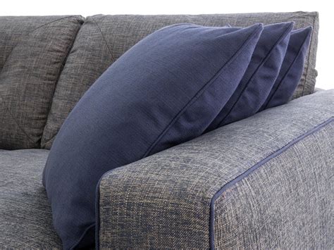 Letto trasformato in divano con cuscini colorati
