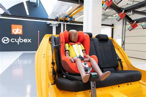 Processo di crash test dei seggiolini auto Cybex