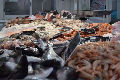 Chef locali intenti a cucinare il pescato fresco durante la sagra