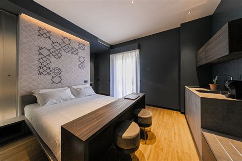 Interno di una camera confortevole in stile mediterraneo con angolo cottura moderno