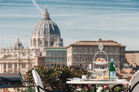 Dettaglio di una colazione italiana servita in terrazza con vista sul borgo
