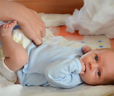 Neonato che fa la cacca