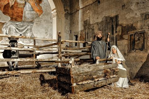 Stalla con mangiatoia e angeli che appaiono ai pastori