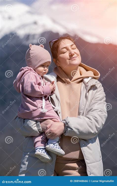 Bambino che rigurgita in braccio a un genitore