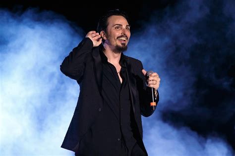 Ritratto del cantautore Tony Colombo durante un concerto