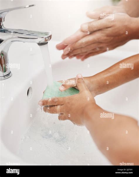 Bambino che impara le buone abitudini in bagno