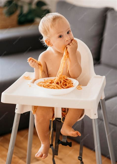Bambino che gioca nel seggiolone