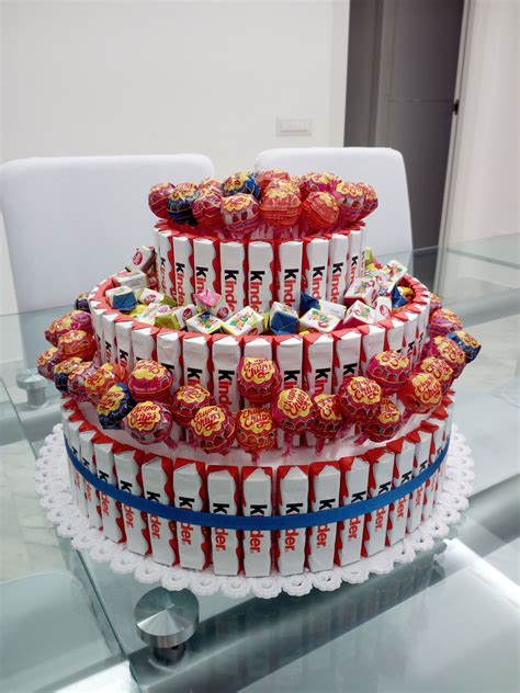 Torta di caramelle con struttura in polistirolo