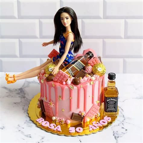 Torta Barbie decorata con marshmallow