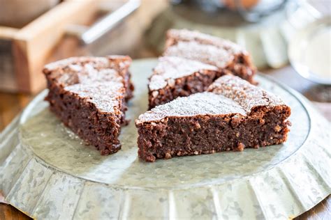 Fetta di torta di marshmallow e cioccolato fondente
