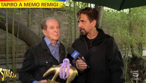 Memo Remigi durante una conduzione televisiva in uno studio Rai