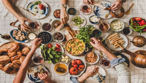 Tavola apparecchiata con cibo per bambini e lattanti