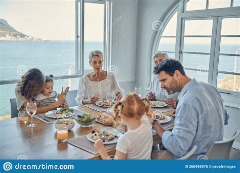 Genitori e bambino che mangiano insieme