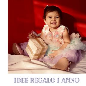 bambino che gioca con regalo primo compleanno