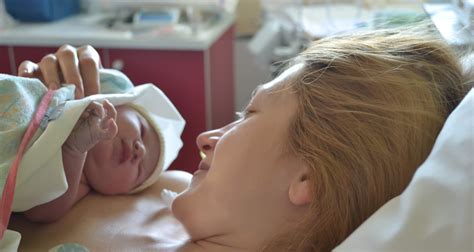 Madre e neonato in momento di contatto pelle-a-pelle dopo il parto