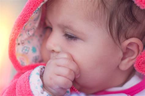 Bambino che si succhia il pollice