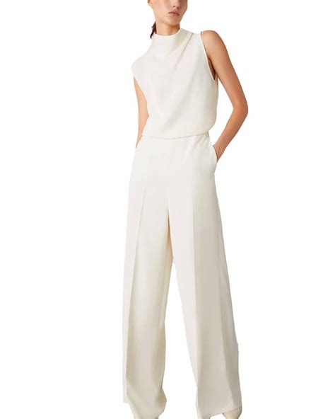 Dettagli sartoriali su una tuta jumpsuit bianca
