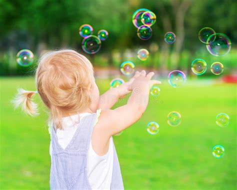 bambino felice che gioca con le bolle di sapone nella vasca da bagno