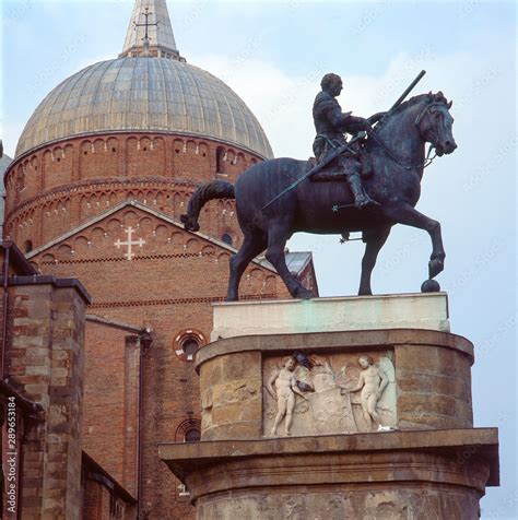Veduta del Monumento equestre al Gattamelata a Padova