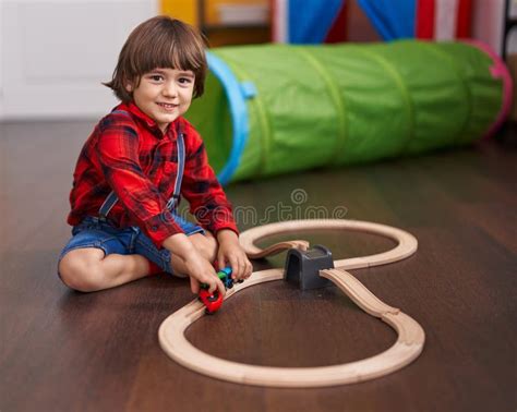 Bambino che gioca all'aperto con coetanei