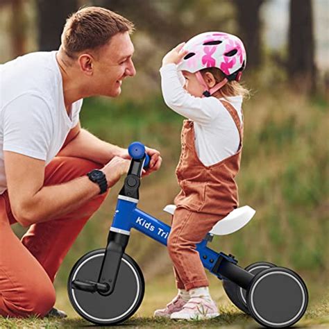 Bambino con triciclo o bicicletta senza pedali