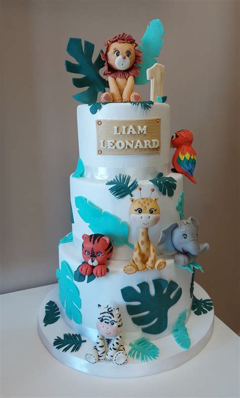 Dettaglio di personaggi su torta scenografica