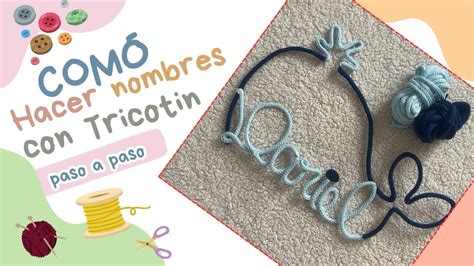 Dettaglio della lavorazione del nome Sara in tricotin con i piccoli pom-pom applicati come puntini