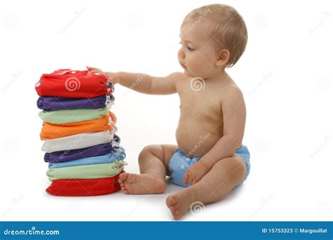 Bambino con pannolino e pila di rifiuti