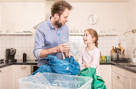 Famiglia che separa i rifiuti