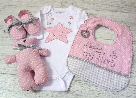 set completo di corredino neonato artigianale fatto a mano con ricami personalizzati