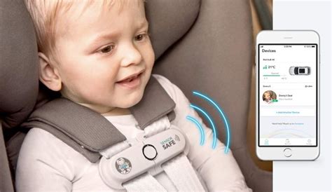 Bambino in seggiolino con dispositivo anti-abbandono