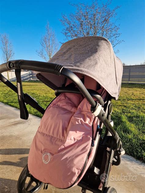 Bambini al caldo in passeggino doppio in inverno