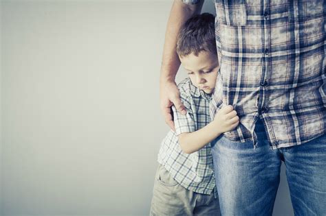 Bambino cullato dai genitori