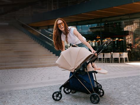 Passeggino Costway in ambiente urbano moderno