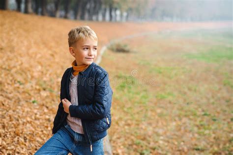 Bambino vestito da zombie che cammina in un parco autunnale