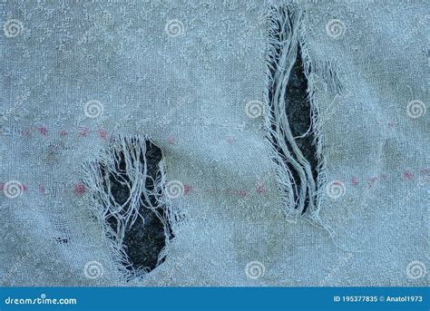 Dettaglio di tessuto strappato e sporco di finto sangue