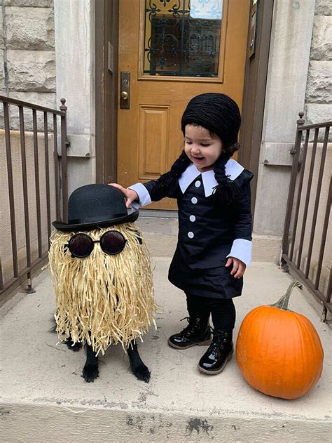 Bambini con costumi di Halloween fai da te che fanno dolcetto o scherzetto