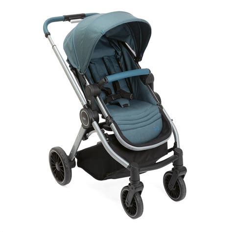 Bambino nella navicella del passeggino Chicco Best Friend Pro Light