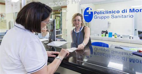Donna in attesa in una fila in un ufficio pubblico o postale