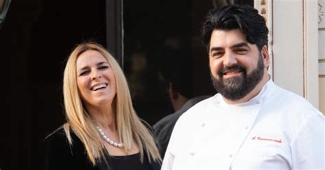 Ritratto di Cinzia Primatesta in un contesto professionale di ospitalità di lusso