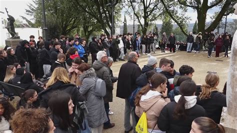 Giovani in visita ad un memoriale