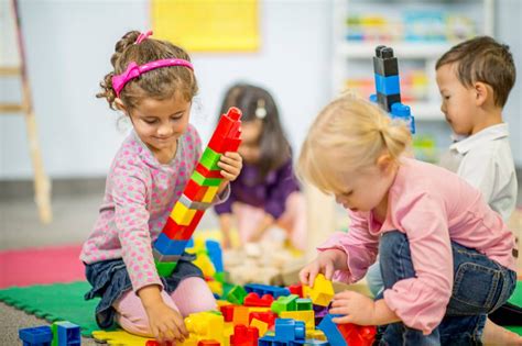 Bambini che giocano insieme in un ambiente di asilo nido