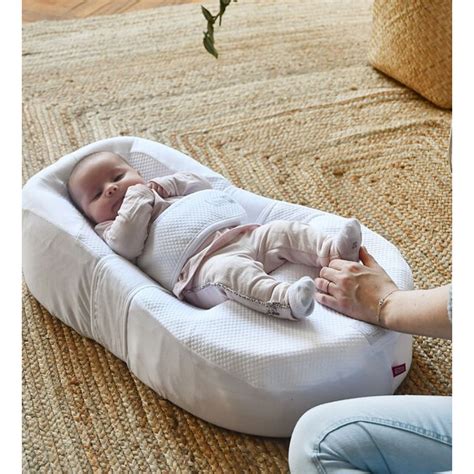 Baby cocoon con neonato che dorme serenamente