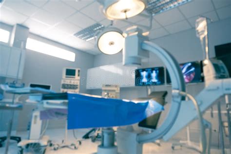 Sala parto con attrezzature mediche