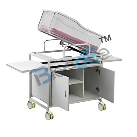 neonatal bassinet with clean white sheets