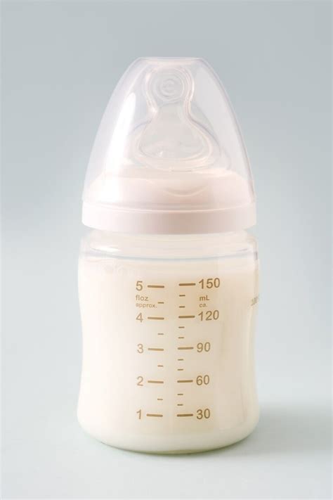 Biberon con latte formulato liquido