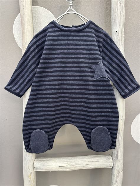 Neonato che indossa una tutina intera blu con piedini