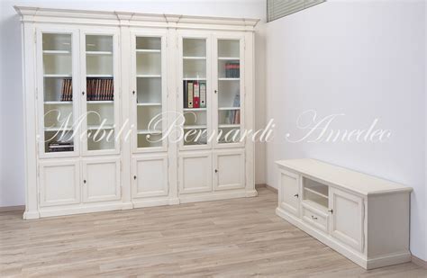 Dettaglio di un mobile in legno con finitura panna e maniglie eleganti