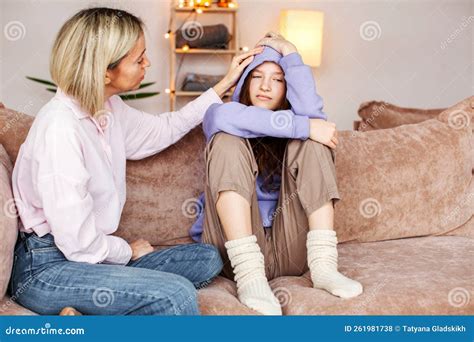 Psicologa che ascolta una madre preoccupata